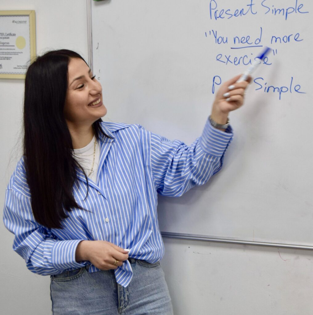 Profesora de inglés dando clase en Koyot Academy, Mislata