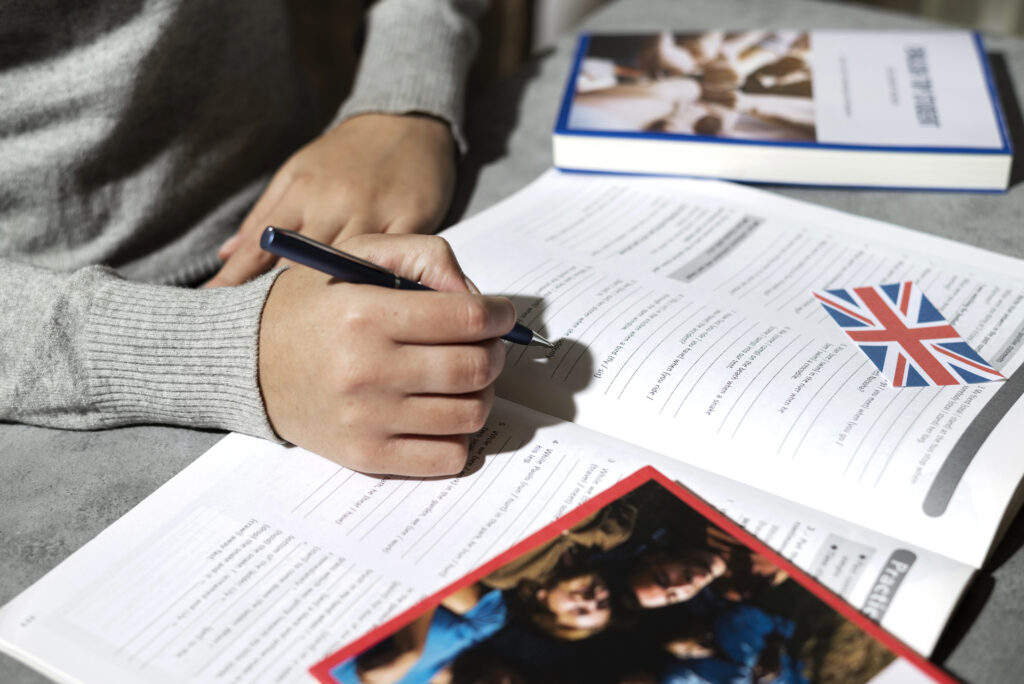 Estudiante escribiendo vocabulario de inglés en un cuaderno - clases de inglés en Mislata