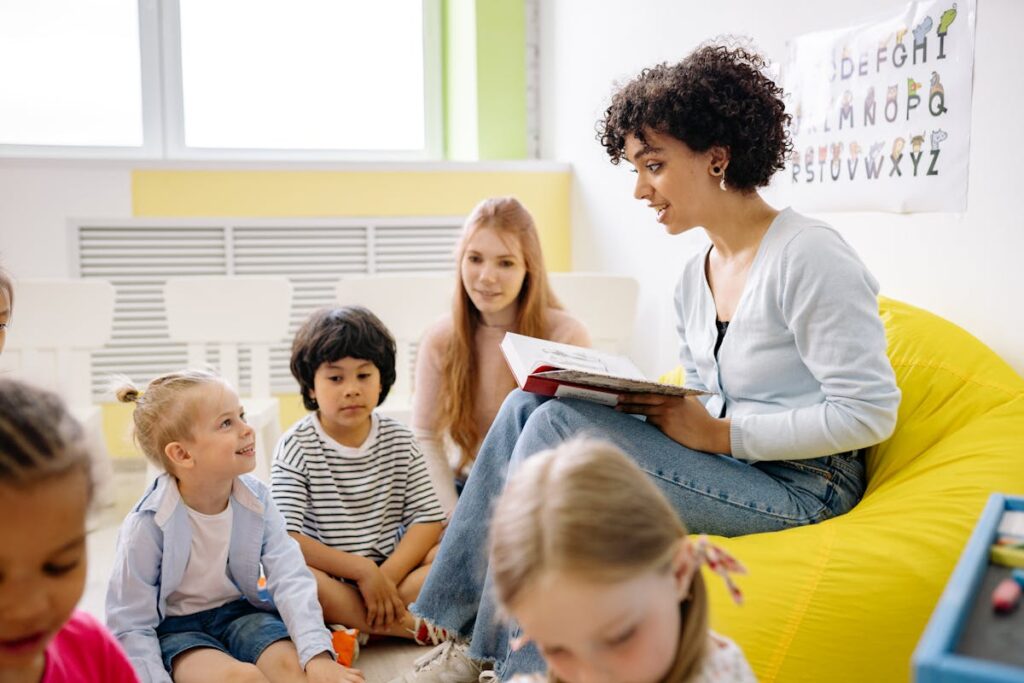 Ninos aprendiendo ingles de forma divertida en Koyot Academy Mislata