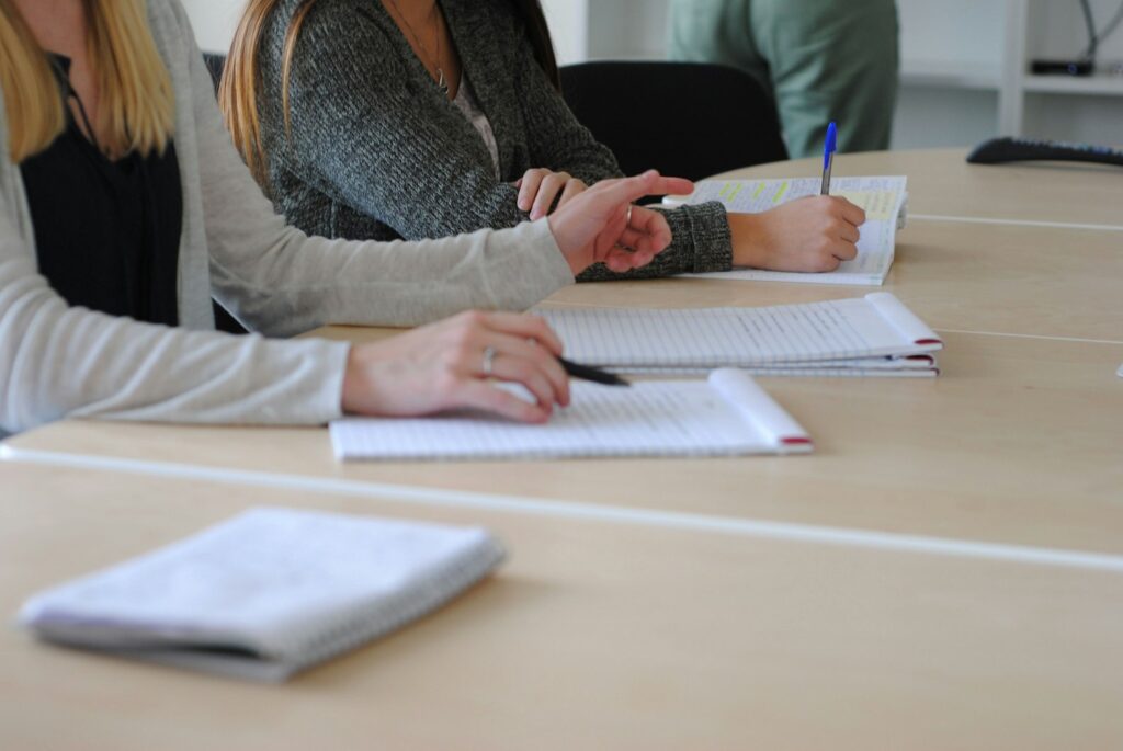 Alumnos tomando notas en clase