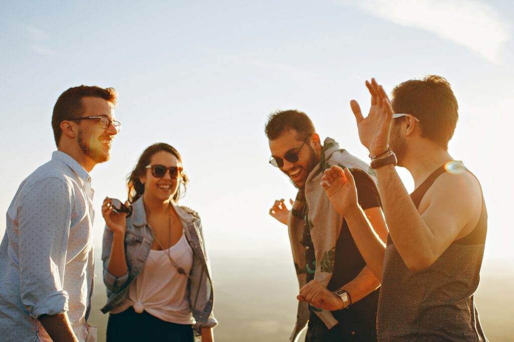 Amigos conversando al aire libre