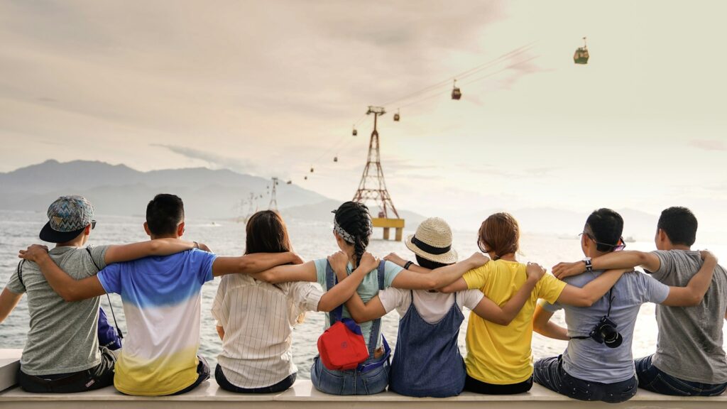 Grupo de amigos de viaje mirando el paisaje