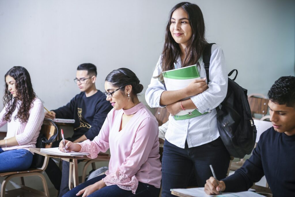 Estudiantes en una clase de idiomas