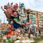 Monumento fallero rodeado de gente durante las Fallas de Valencia
