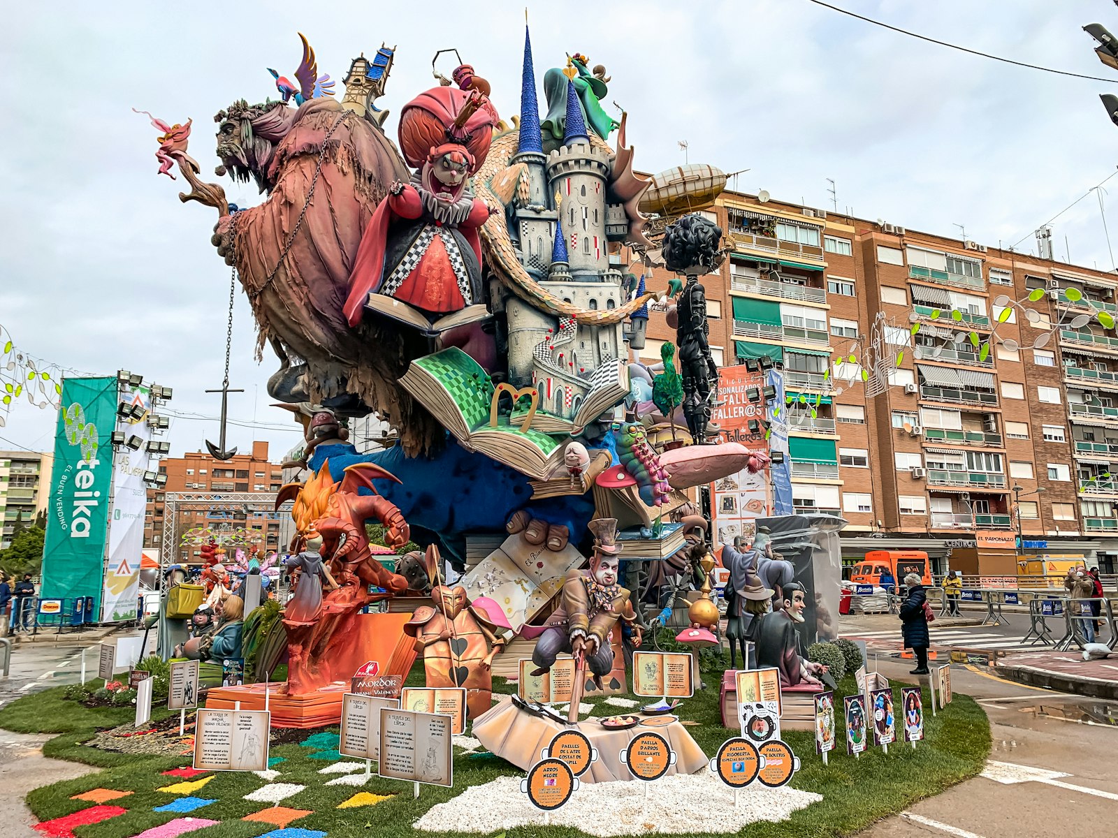 Monumento fallero rodeado de gente durante las Fallas de Valencia